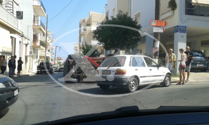 Ανατροπή αυτοκινήτου σε τροχαίο στα Χανιά