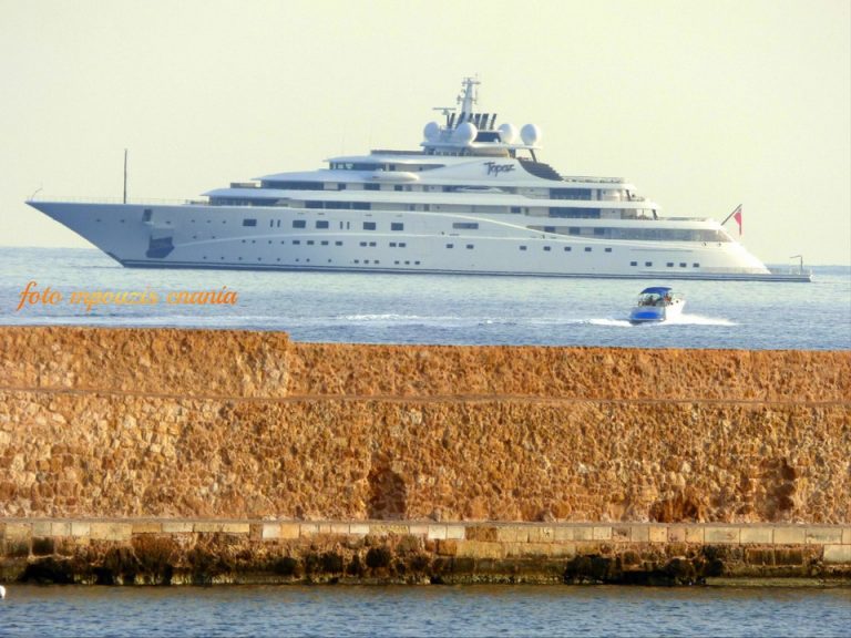 Χανιά: Ο Σαουδάραβας ιδιοκτήτης της Μάντσεστερ Σίτυ στο λιμάνι με τη θαλαμηγό του (φωτο)