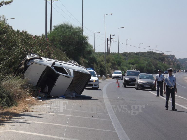 Τροχαίο ατύχημα στον κόμβο του Γαλατά με ανατροπή αυτοκινήτου (φωτο)