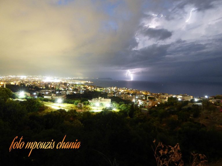 Ισχυρή καταιγίδα στα Χανιά-Κεραυνοί και νεροποντή-Βελτίωση την Τετάρτη