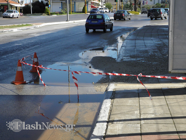 Η βροχή καμουφλάρισε λακκούβα στα Χανιά - Προσοχή στους οδηγούς (φωτο)