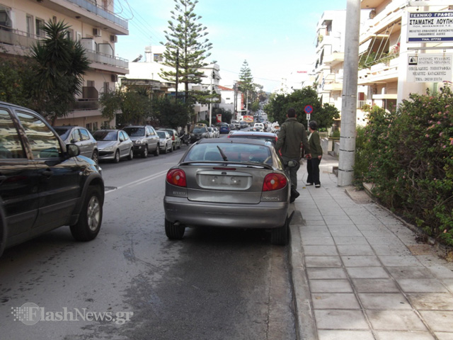 Πρωί πρωί ξήλωναν πινακίδες στα Χανιά (φωτο)