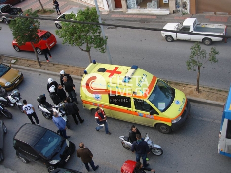 Κατεβαίνοντας από το λεωφορείο ... παρασύρθηκε από μηχανάκι