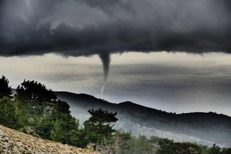 Χανιά: Κόβει την ανάσα υδροστρόβιλος στη Σούγια (φωτο + video)