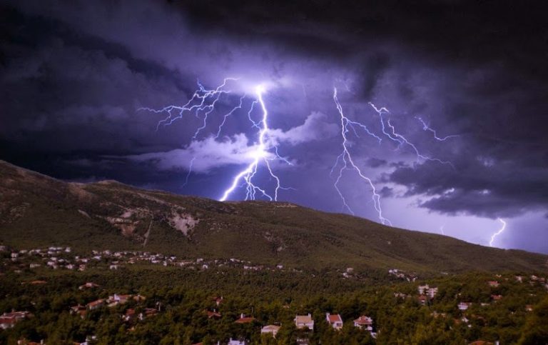 Κακοκαιρία σε όλη την Κρήτη - Δεν μπόρεσε να προσγειωθεί η Ryanair στα Χανιά!