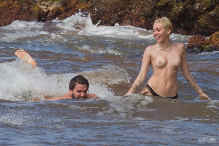 H Miley Cyrus το διασκεδάζει topless στην Χαβάη