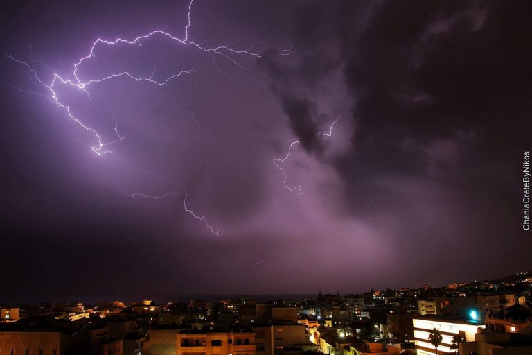 Σείστηκαν για περίπου 10 λεπτά τα Χανιά από βροντές και αστραπές (βίντεο)