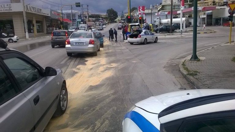 Χανιά: Λάδια στο δρόμο από τον Κλαδισό (φωτι)