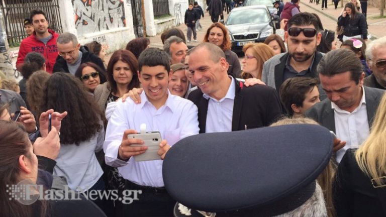 Σκηνές λατρείας για τον Γιάνη Βαρουφάκη στα Χανιά (φωτο - βίντεο)