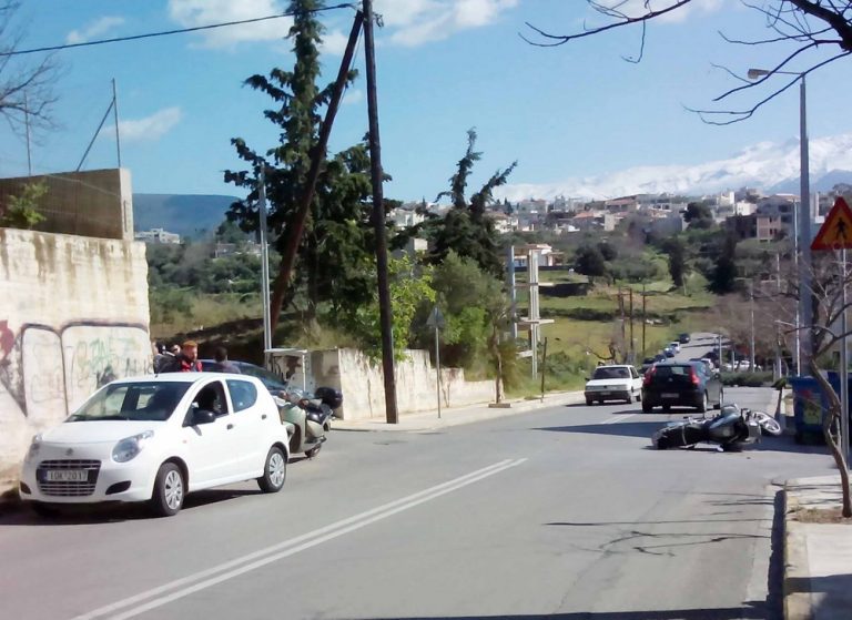 Σύγκρουση αυτοκινήτου με μηχανή μεγάλου κυβισμού στα Χανιά