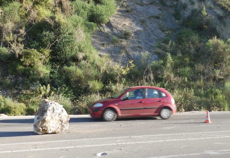 Χανιά: Πώς δεν σκοτώθηκε κανείς… Πτώση βράχων στην εθνική οδό (video)