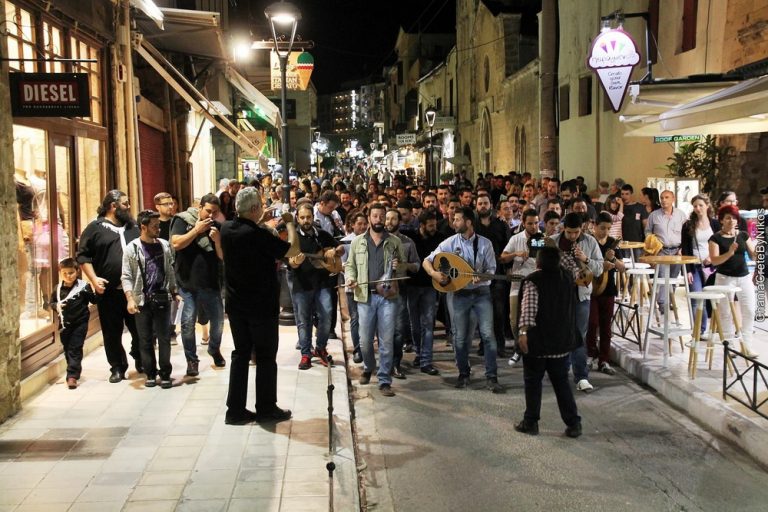 Χαμός στα Χανιά με τις καντάδες (βίντεο)