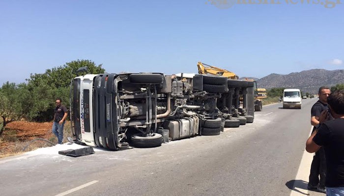 Τούμπαρε νταλίκα στο δρόμο προς το Αεροδρόμιο Χανίων (φωτο)