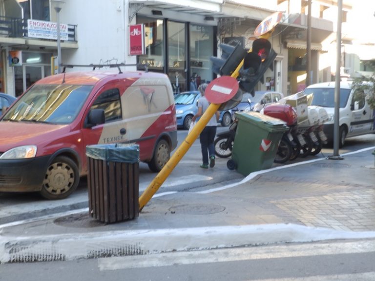 Ι.Χ. καρφώθηκε σε φανάρι στο κέντρο των Χανίων Photos