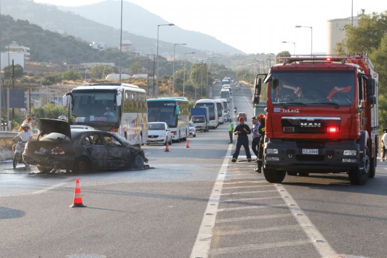 Τροχαίο με ένα νεκρό, δυο τραυματίες και ανάφλεξη αυτοκινήτου στην Εθνική (φωτο)