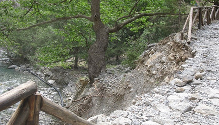 Ήρθε στο Φαράγγι της Σαμαριάς και φωτογράφισε τα κακώς κείμενα (φωτο)