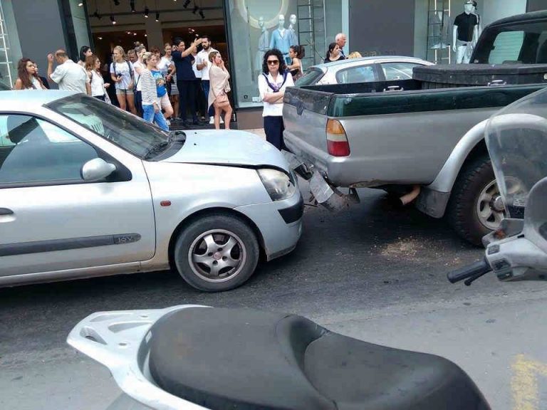 Απίστευτη καραμπόλα στο κέντρο των Χανίων (εικόνες)