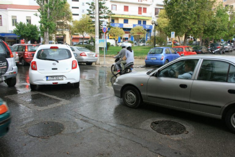 Ισχυρή βροχόπτωση στα Χανιά - Πλημμύρισαν δρόμοι - Πότε θα φτιάξει ο καιρός;