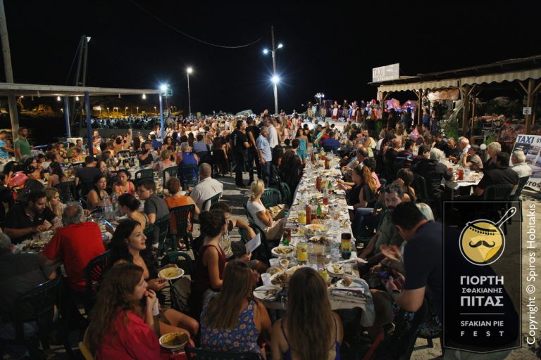 Πλημμύρισε το παλαιό λιμάνι των Σφακίων από τους επισκέπτες της στην 1η Γιορτή «Σφακιανής Πίτας»