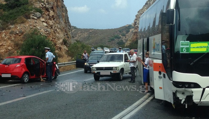 Συγκρούστηκε τουριστικό λεωφορείο με ΙΧ στην εθνική οδό(φωτο)