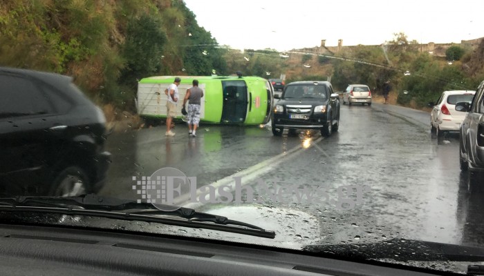 Ανετράπη αυτοκίνητο στην εθνική Χανίων - Ρεθύμνου στο Ιτζεδίν (Photo)