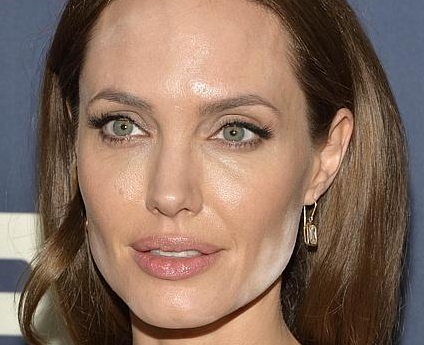 Η Angelina Jolie συγκλονίζει: Ποζάρει χωρίς ίχνος μακιγιάζ και στέλνει μήνυμα στις γυναίκες όλου του πλανήτη (Photo)