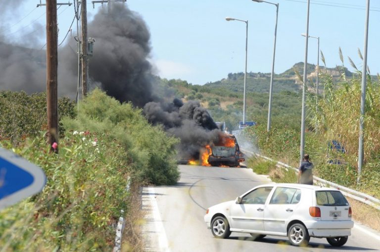 Αυτοκίνητο στα Χανιά τυλίχθηκε στις φλόγες ενώ ήταν εν κινήσει (φωτο)