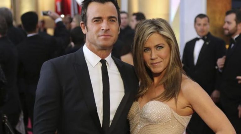 Jennifer Aniston: Είναι έγκυος και περιμένει δίδυμα στα 46 της