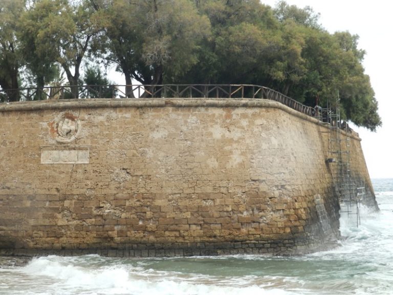 Χανιά :Κλείνουν την τρύπα στην Πύλη της Άμμου (Photos)