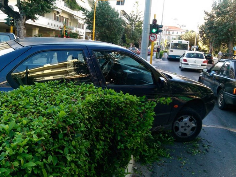 Χανιά: Σύγκρουση Ι.Χ στην Ηρώων Πολυτεχνείου Το ένα καβάλησε το διαχωριστικό (Photos)