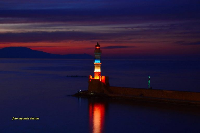 Στα χρώματα της γαλλικής σημαίας ο φάρος των Χανίων