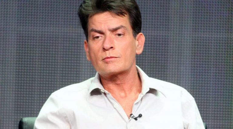 Η πτώση του Charlie Sheen: Παρά το AIDS κάνει πάρτι με πορνοστάρ και ναρκωτικά