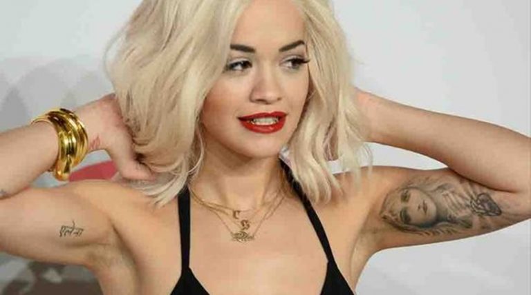 Rita Ora: Το βαθύ ντεκολτέ αποκάλυψε το στήθος της