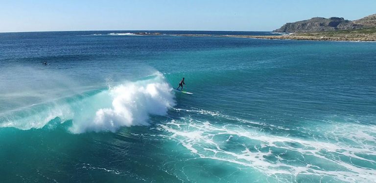 Ο ολυμπιονίκη Νίκος Κακλαμανάκης & το Chania Surf Club σκίζουν τα κύματα στα Χανιά (video)