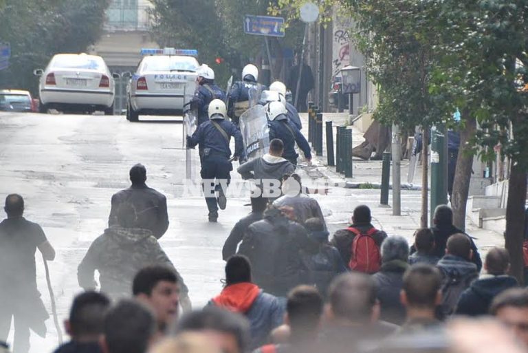 Απίστευτες εικόνες: Αγρότες της Κρήτης πήραν στο κυνήγι τα ΜΑΤ, που έτρεχαν για να σωθούν (video)