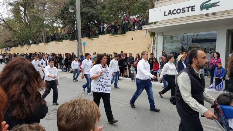 Η κοπέλα με το πλακάτ που μας έκανε να δακρύσουμε στην παρέλαση στα Χανιά!