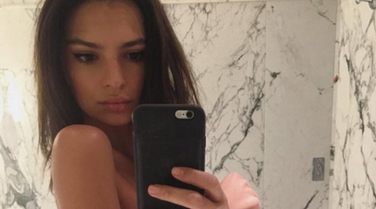 H γυμνή Emily Ratajkowski αναρωτιέται «τι να φορέσω σήμερα;»