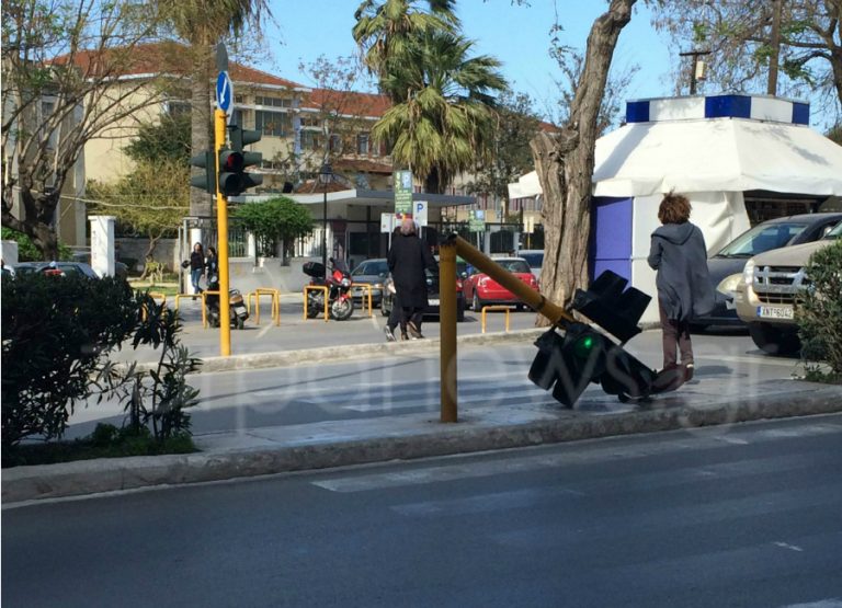 Χανιά: Φανάρι κόπηκε στα δύο (Photos)