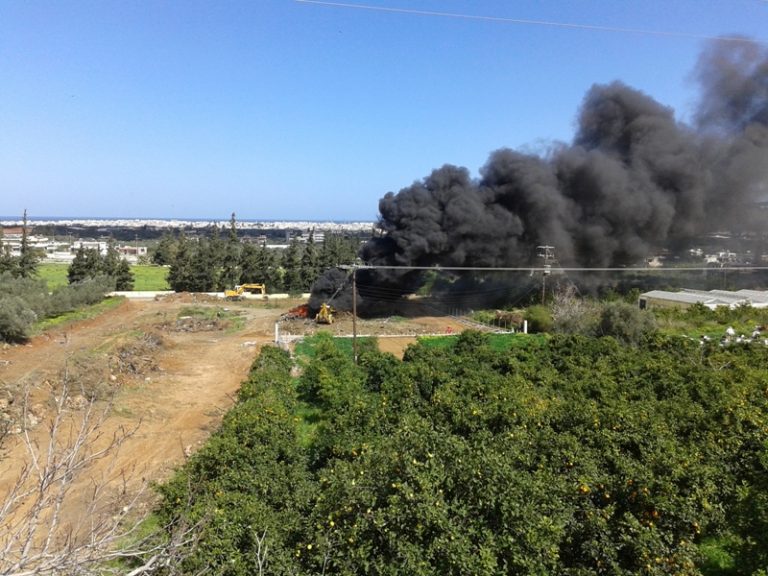 Τα Ύστερα του Κόσμου Οι παπάδες καίνε λάστιχα δίπλα στο Νοσοκομείο Χανίων (Video)