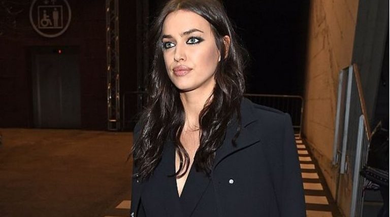 Η Irina Shayk ποζάρει μόνο με τις μπότες της