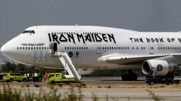 Το αεροπλάνο των Iron Maiden συγκρούστηκε με φορτηγό