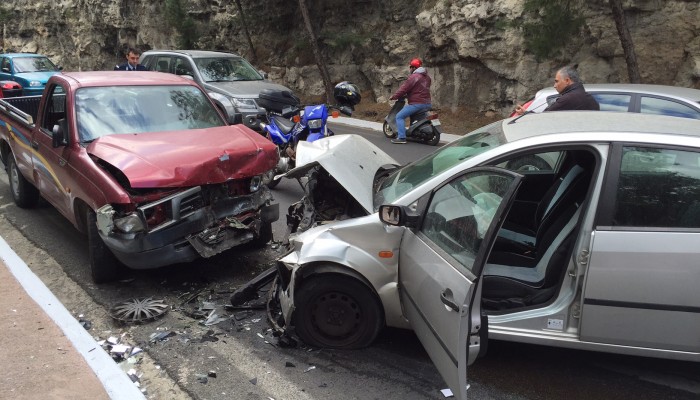 Τροχαίο ατύχημα το μεσημέρι στις επικίνδυνες στροφές της Ακρωτηρίου