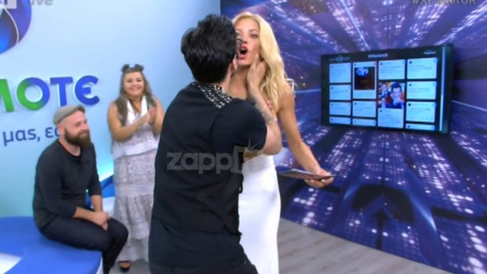 X Factor: Ο Ίαν Στρατής άρπαξε την Ευαγγελία Αραβανή να τη φιλήσει!