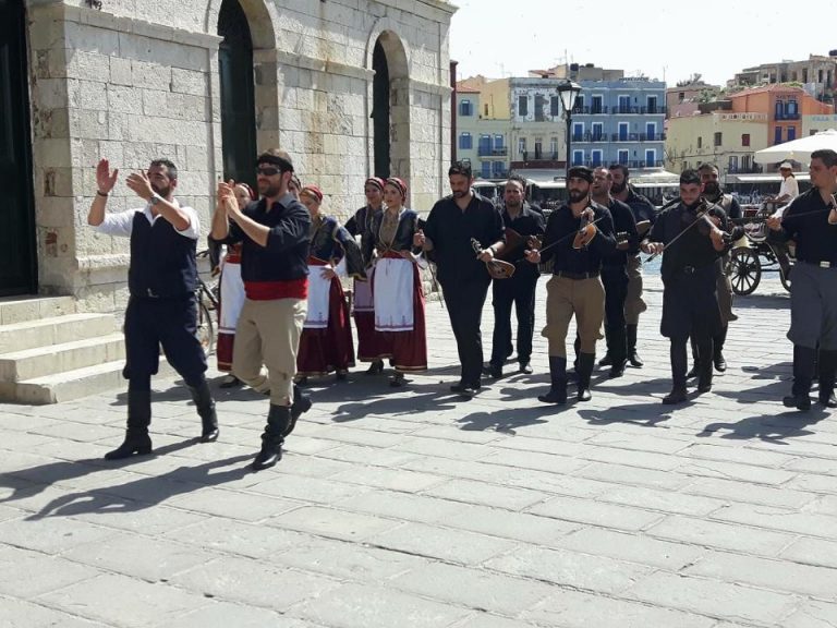 Χανιά: Το Μπρούσκο χορεύει Κρητικά στο παλιό λιμάνι και ξεσηκώνει όλη την πόλη