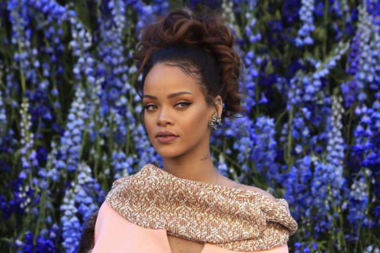 Εκτροχιασμός σε συναυλία της Rihanna Της πέταξαν σουτιέν (Video)