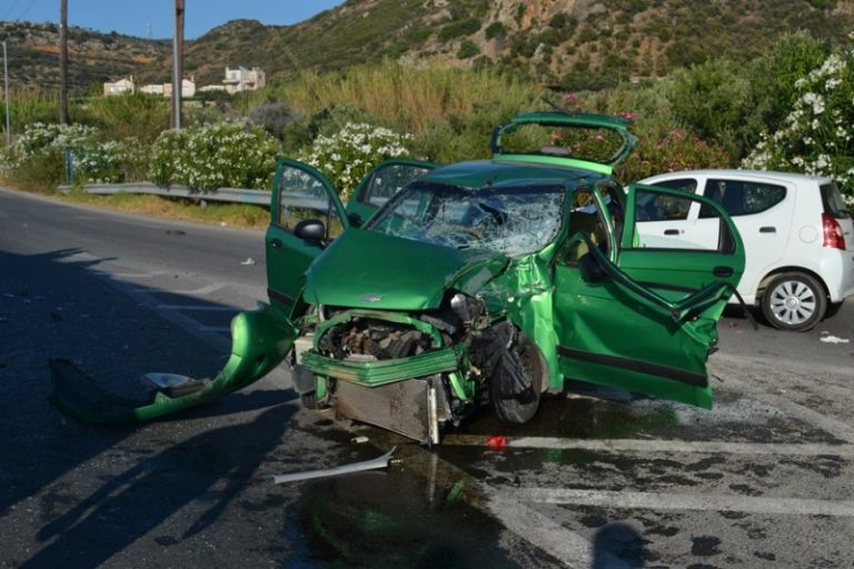 Σύγκρουση αυτοκινήτου με λεωφορείο στην Κίσαμο με δύο τραυματίες (φωτο)