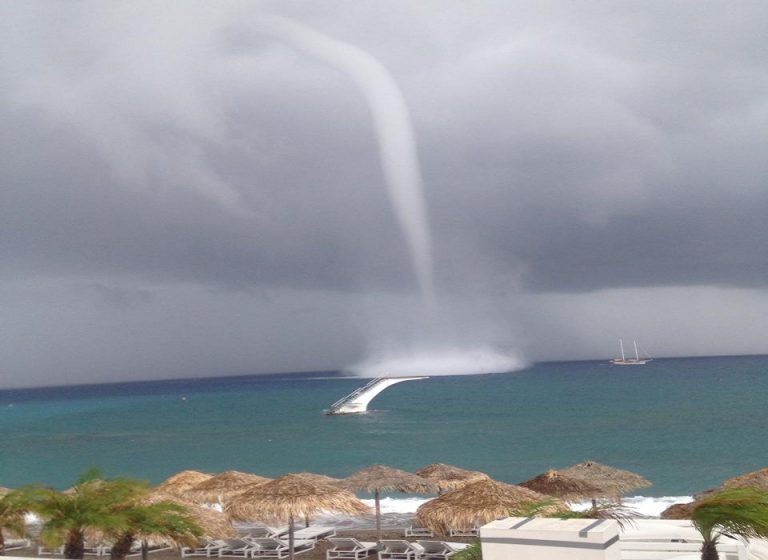 Κρήτη: Ξαφνικός ανεμοστρόβιλος έπληξε παραλία