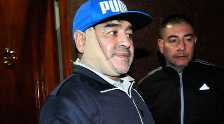 Diego Maradona: Με επίδεσμο στο πρόσωπο αποχωρεί από κλινική αισθητικών επεμβάσεων