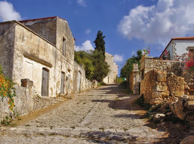 Γνωστός τραγουδιστής απολαμβάνει τις διακοπές του σε χωριό της Κρήτης