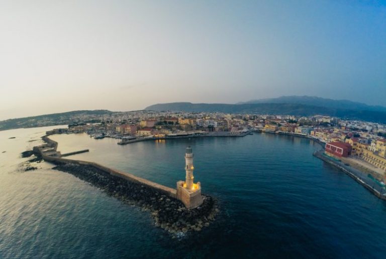 Γνωστός τραγουδιστής χαλαρώνει στα Χανιά (Photo)